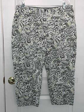 Chico’s Capri cargo pants sz 14/16 green print